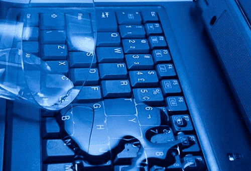 a vărsat apă pe un laptop
