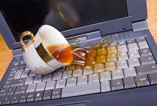 laptopul a turnat cafea