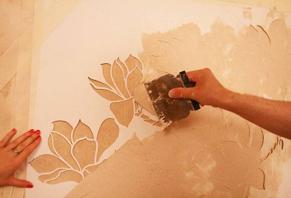 Decor de perete cu un stencil