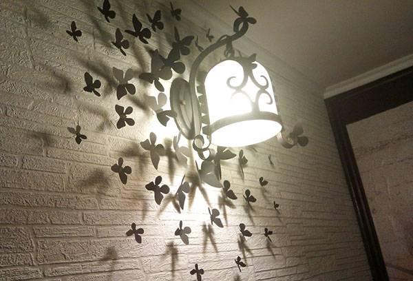 Decorarea pereților din hârtie cu fluturi