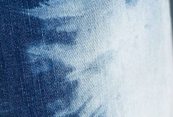 Denim decolorat