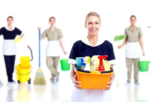Specialiștii companiei de curățenie cu echipament de curățare