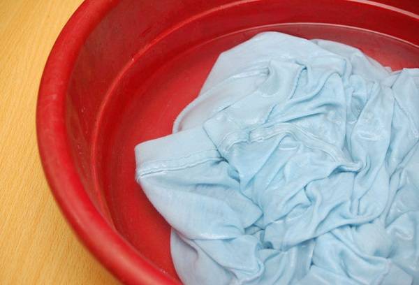 Tricou îmbibat într-un bazin