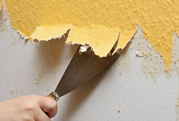 Îndepărtarea tapetului vechi cu o spatulă