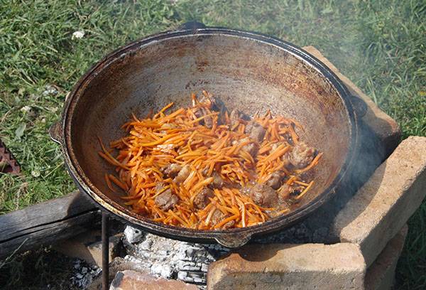Gătit într-o căldare în natură