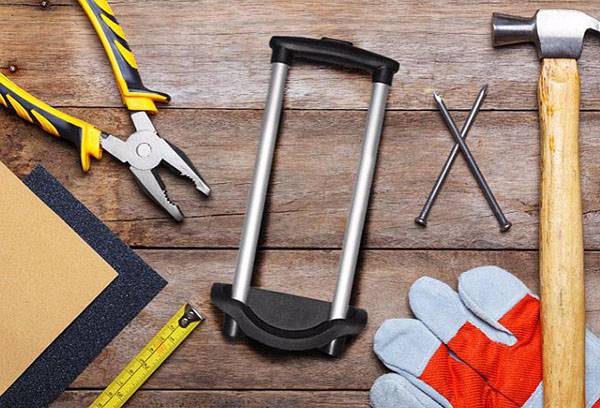 Fixarea unei valize cu un mâner retractabil