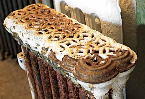 Radiator vechi ruginit