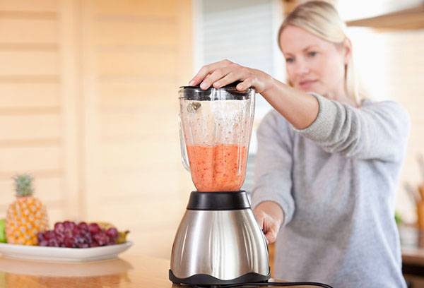 Realizarea unui smoothie într-un blender
