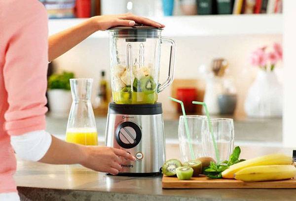 Realizarea unui smoothie într-un blender