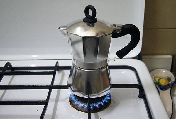 Producător de cafea cu gheizer cu sobă pe gaz