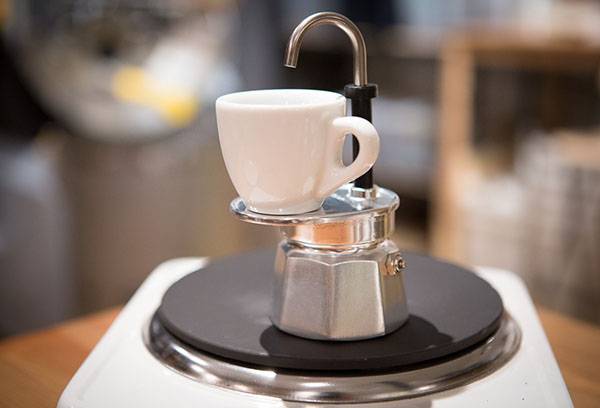 Cafea cu gheizer cu suport pentru cană