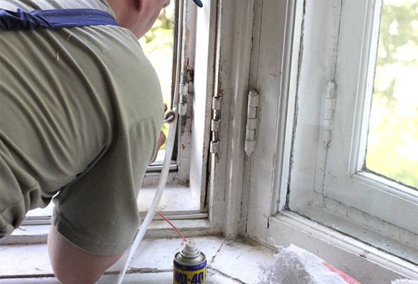 Instalarea izolației pe o fereastră din lemn