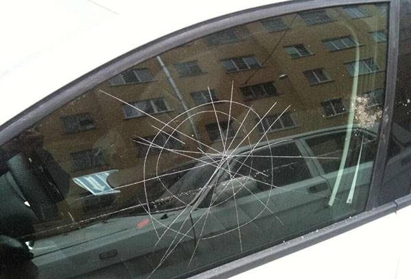 Zgârieturi adânci pe fereastra laterală a unei mașini