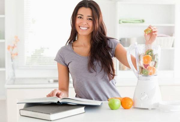 Fata folosește un blender staționar