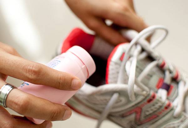 Utilizarea unui deodorant pentru pantofi