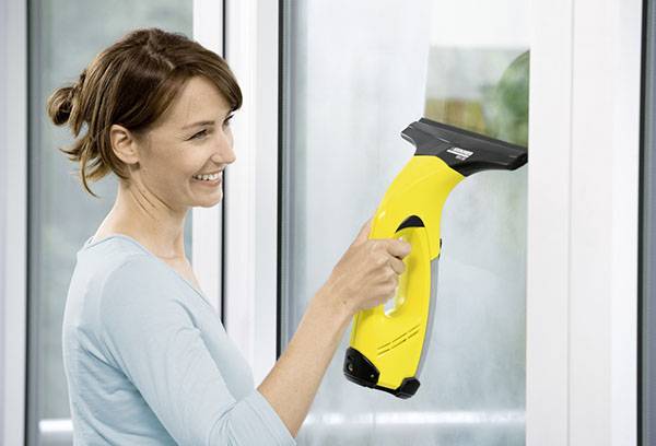 Fata curăță geamurile cu ștergătorul Karcher