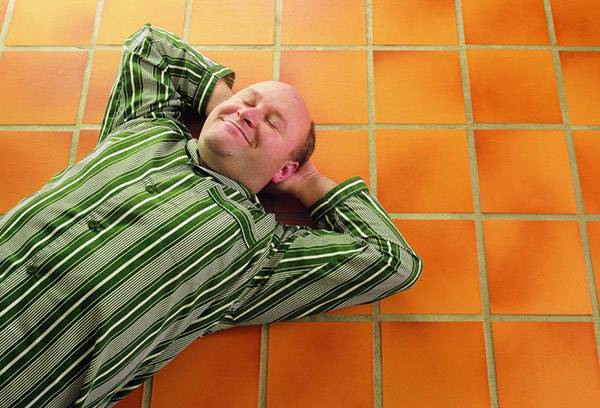 Omul care doarme pe podea