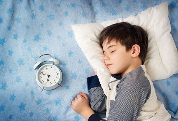 Copilul adormit cu ceas cu alarmă