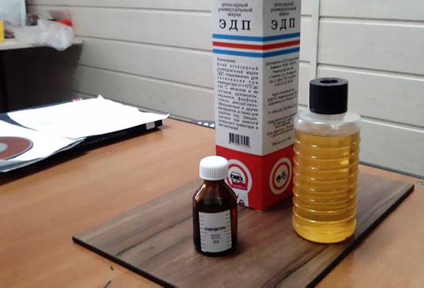 Adeziv epoxidic cu două componente
