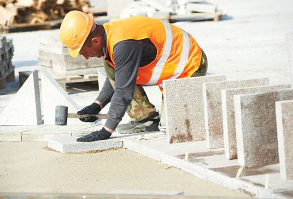 Instalarea plăcilor de piatră pe trotuar