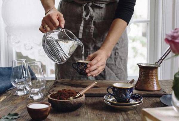 Făcând cafea