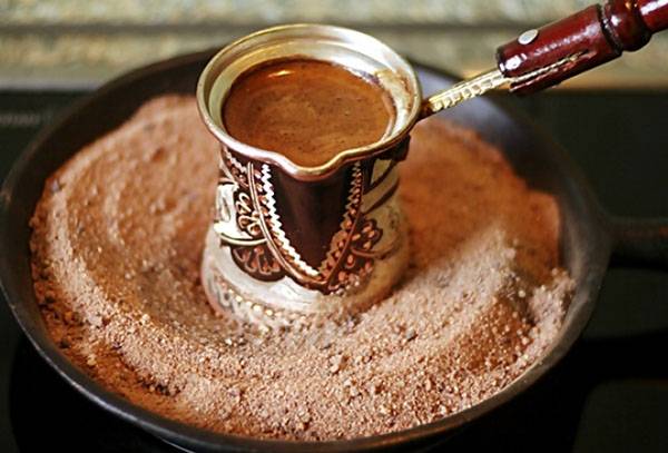 Făcând cafea turcească în nisip