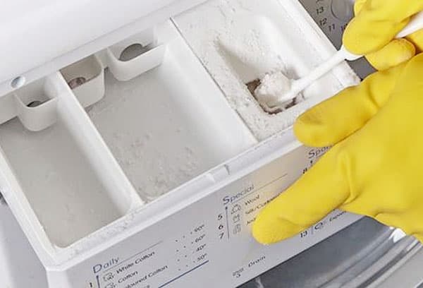 Curățarea tavii de detergent