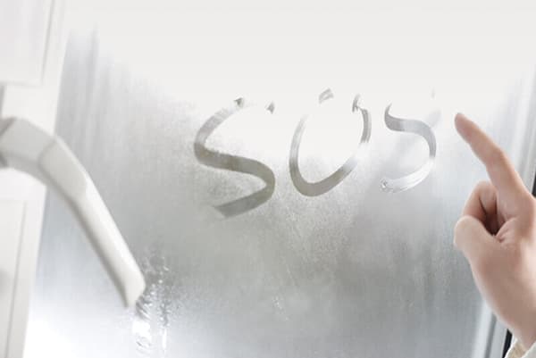 Inscripție SOS pe sticlă mistuită