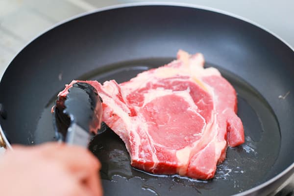 Se prajeste carnea intr-o tigaie de teflon