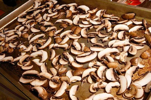 Ciuperci pe o foaie de copt pentru uscare