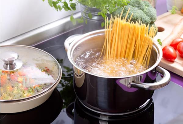 spaghete într-o tigaie pe aragaz
