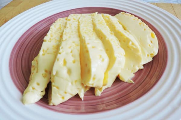 Omletă luxuriantă pe o farfurie