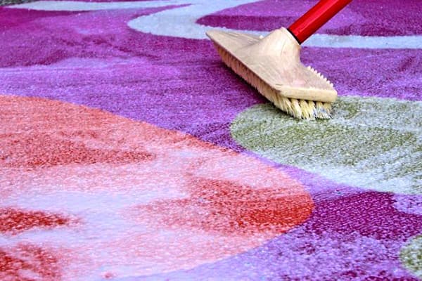 Curățarea unui covor luminos multicolor