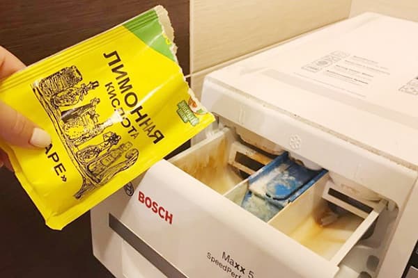 Adăugarea de acid citric în tava de spălare