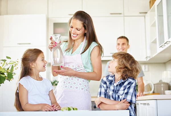 Familia bea apă curată