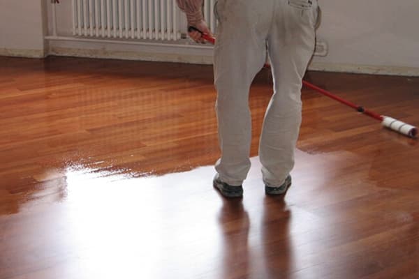 Utilizarea lustruielor pentru linoleum
