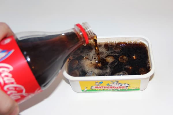 Curățați monedele de cola ruginită