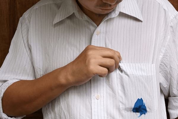 Stiloul gel curgea în buzunar