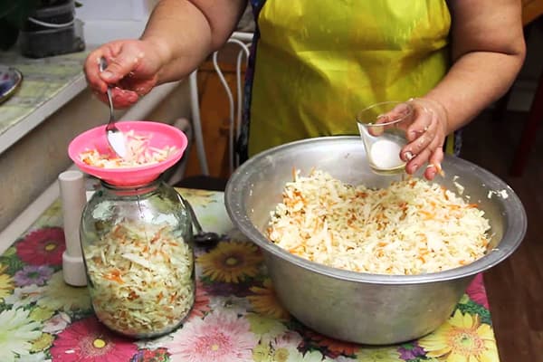 Varză fermentată pentru femeie