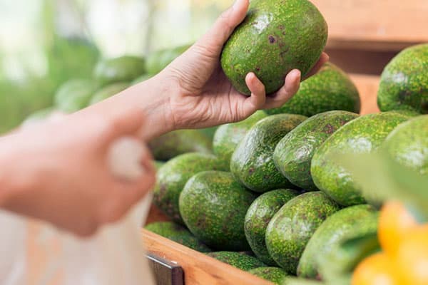 Selecția de avocado la supermarket