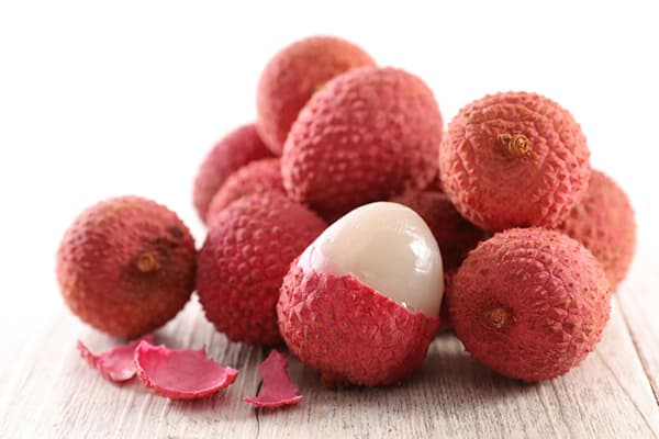 Curățarea fructelor Lychee