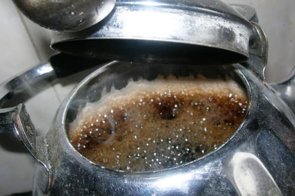 Coca-Cola fierbe într-o ceainică