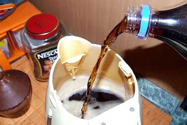Curățarea ibricului cu cola