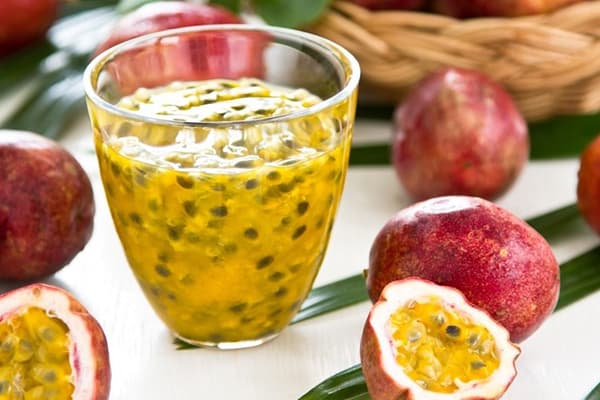 Pulpa de fructe de pasiune într-un pahar