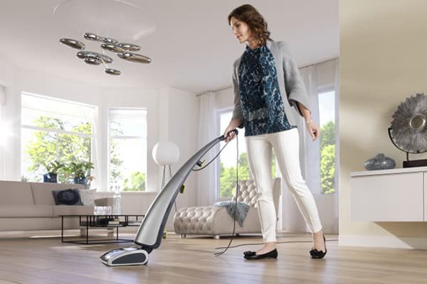 Fată cu un mop de aburi