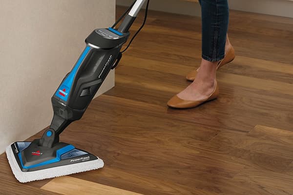 Curățarea straturilor laminate cu un mop cu aburi