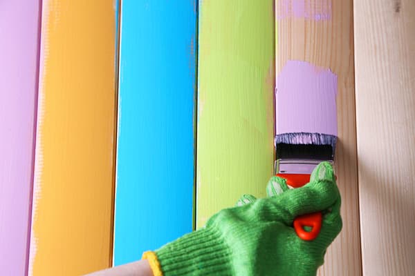 Pictura unui copac cu vopsea pe bază de apă