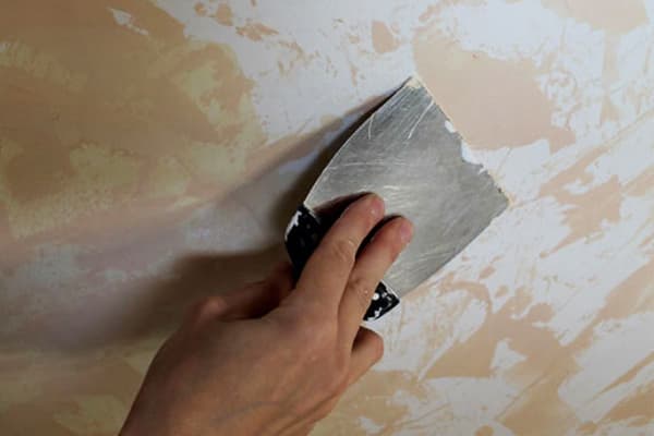 Îndepărtarea vopselei pe bază de apă cu ajutorul unei spatule