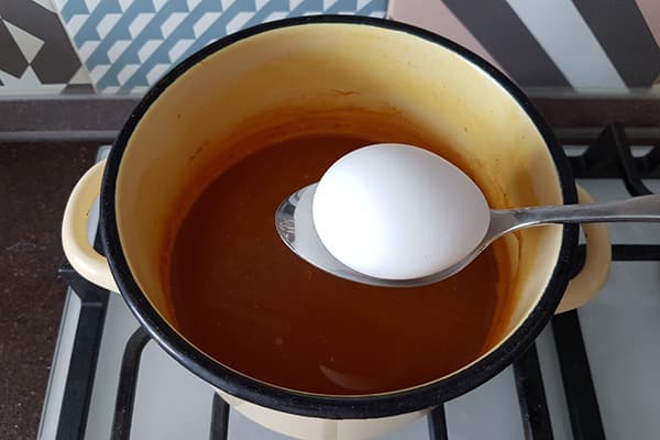 Ou alb înainte de vopsirea turmeric