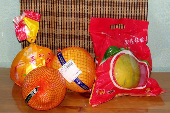 Pomelo cu fructe din diferite puncte de desfacere